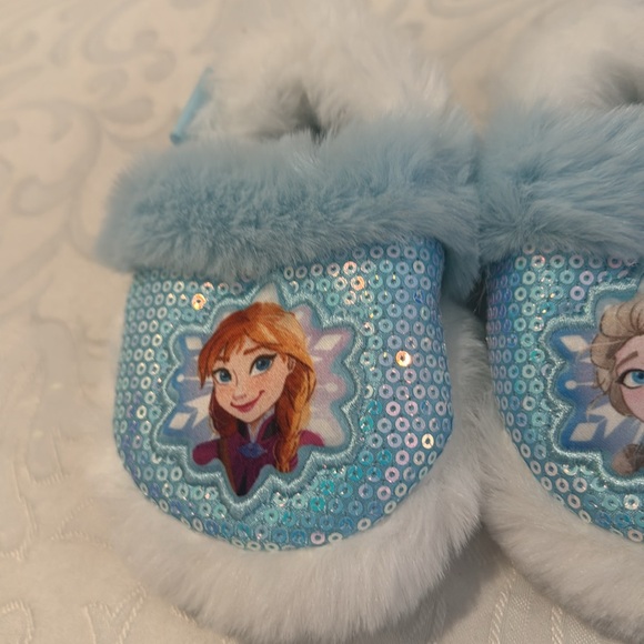 NWOT Tucker +Tate Disney Frozen Slippers. Size 5-6 - Picture 10 of 11